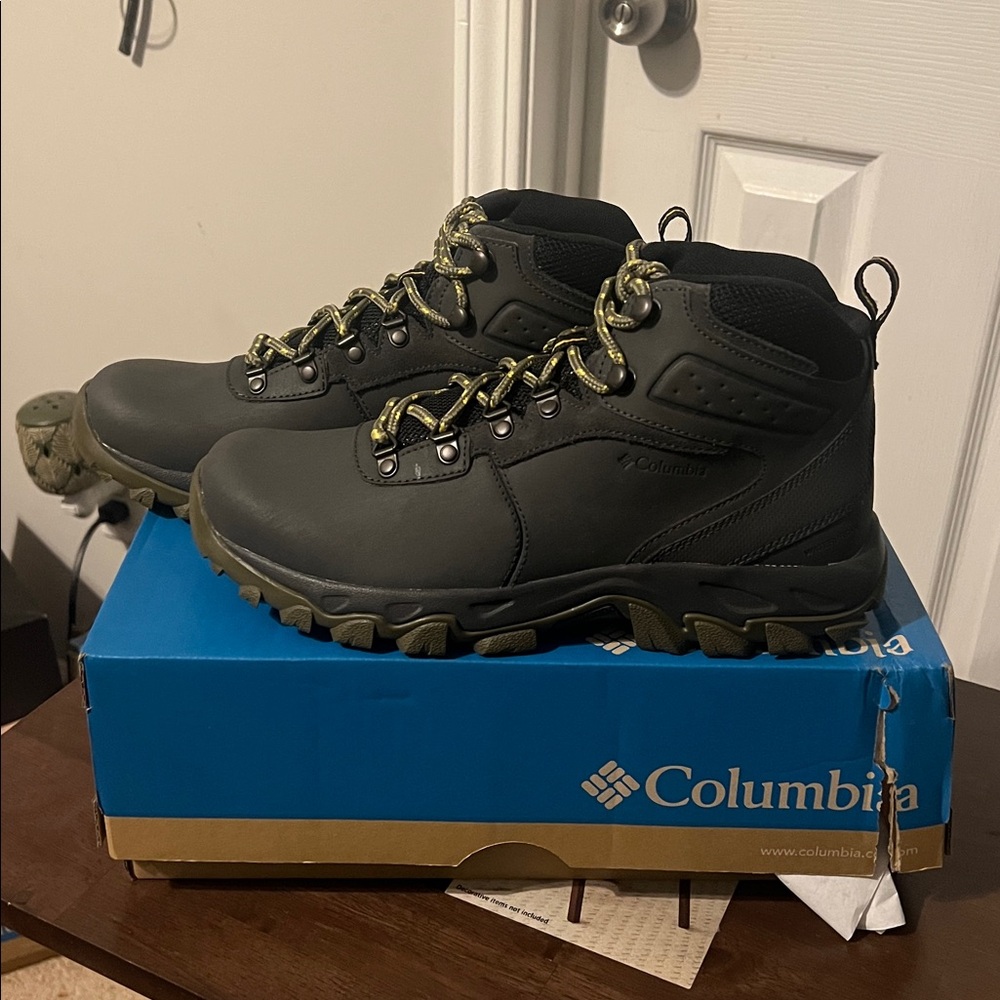 NEW Columbia Gray and Yellow Waterproof Outdoor Boots Men Size 8.5
